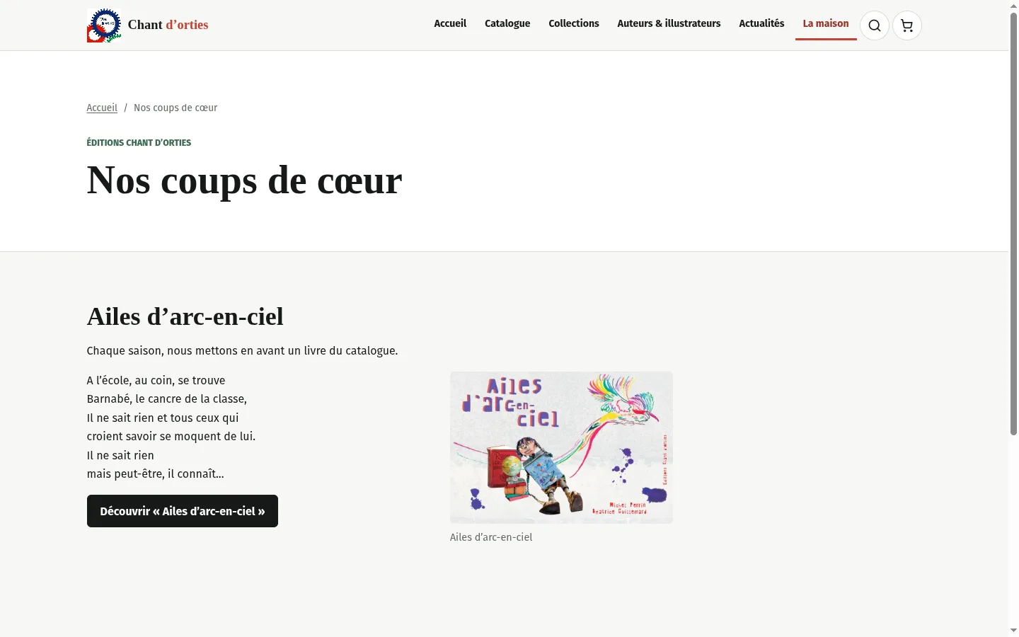 Sur le site, une couverture placée à droite du texte avec sa légende, et sous le texte un bouton « Découvrir Ailes d’arc-en-ciel »